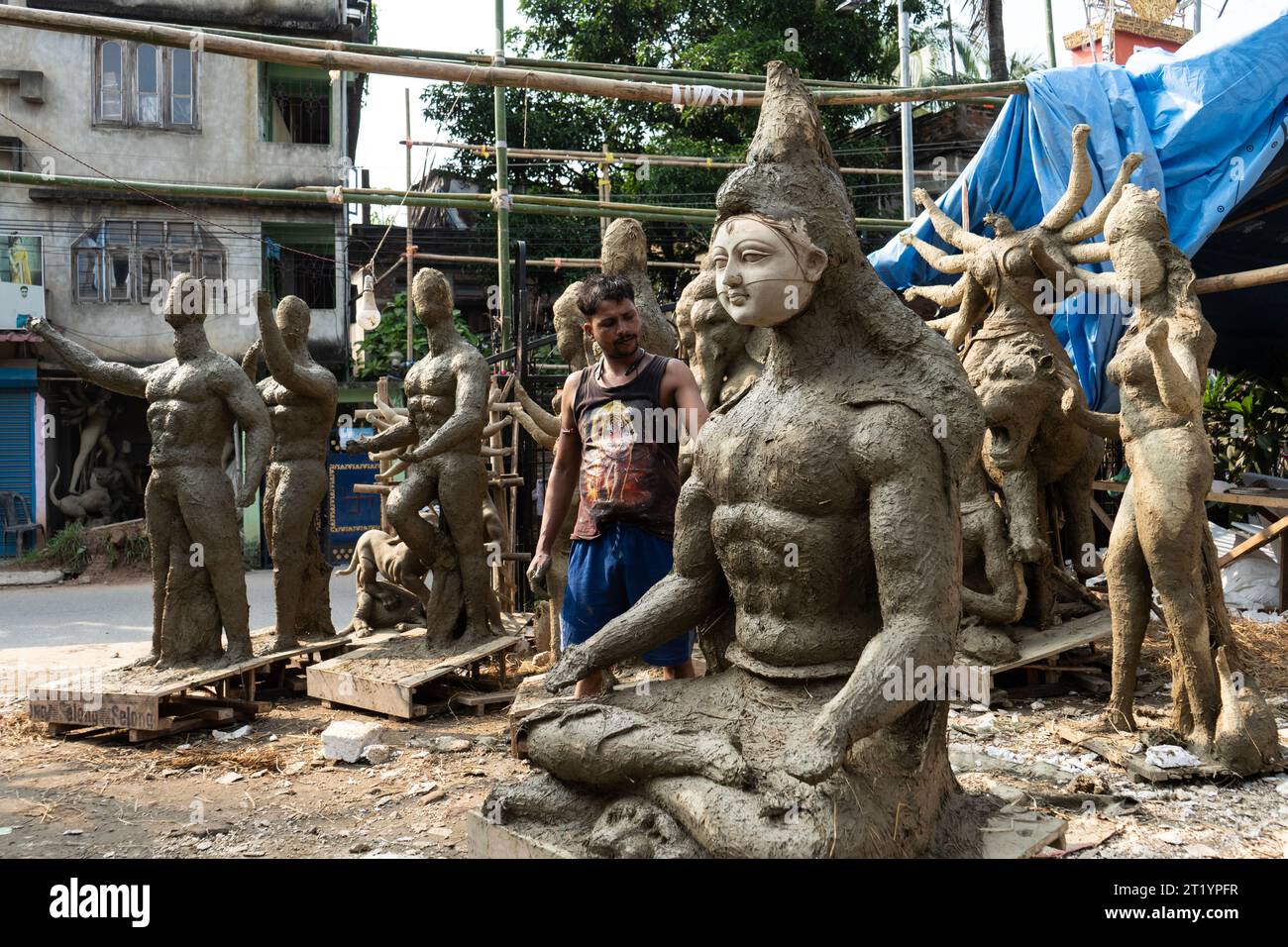Ein Handwerker ist damit beschäftigt, Durga Idols vor Durga Puja in Indien vorzubereiten Stockfoto