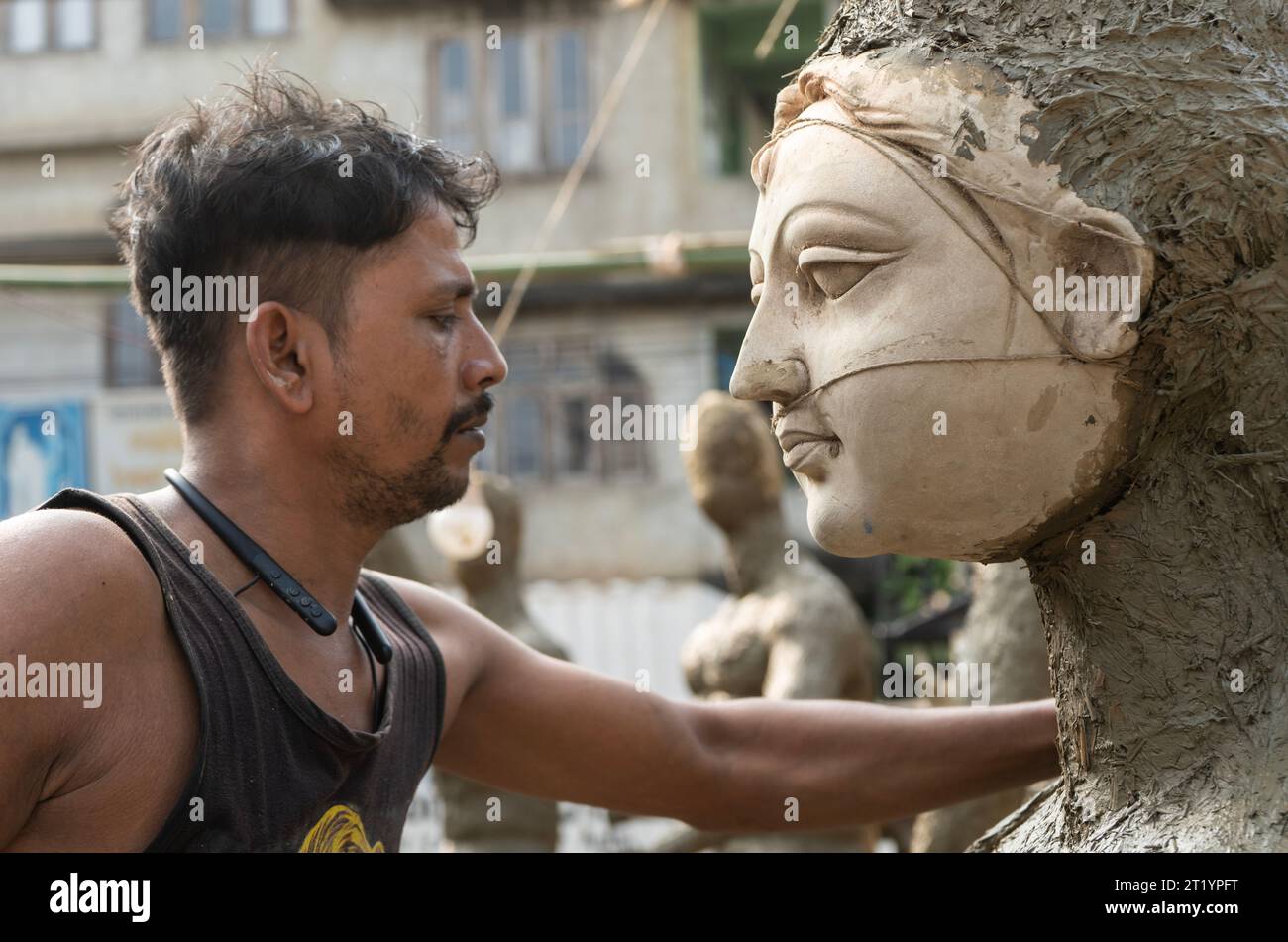 Ein Handwerker ist damit beschäftigt, Durga Idols vor Durga Puja in Indien vorzubereiten Stockfoto