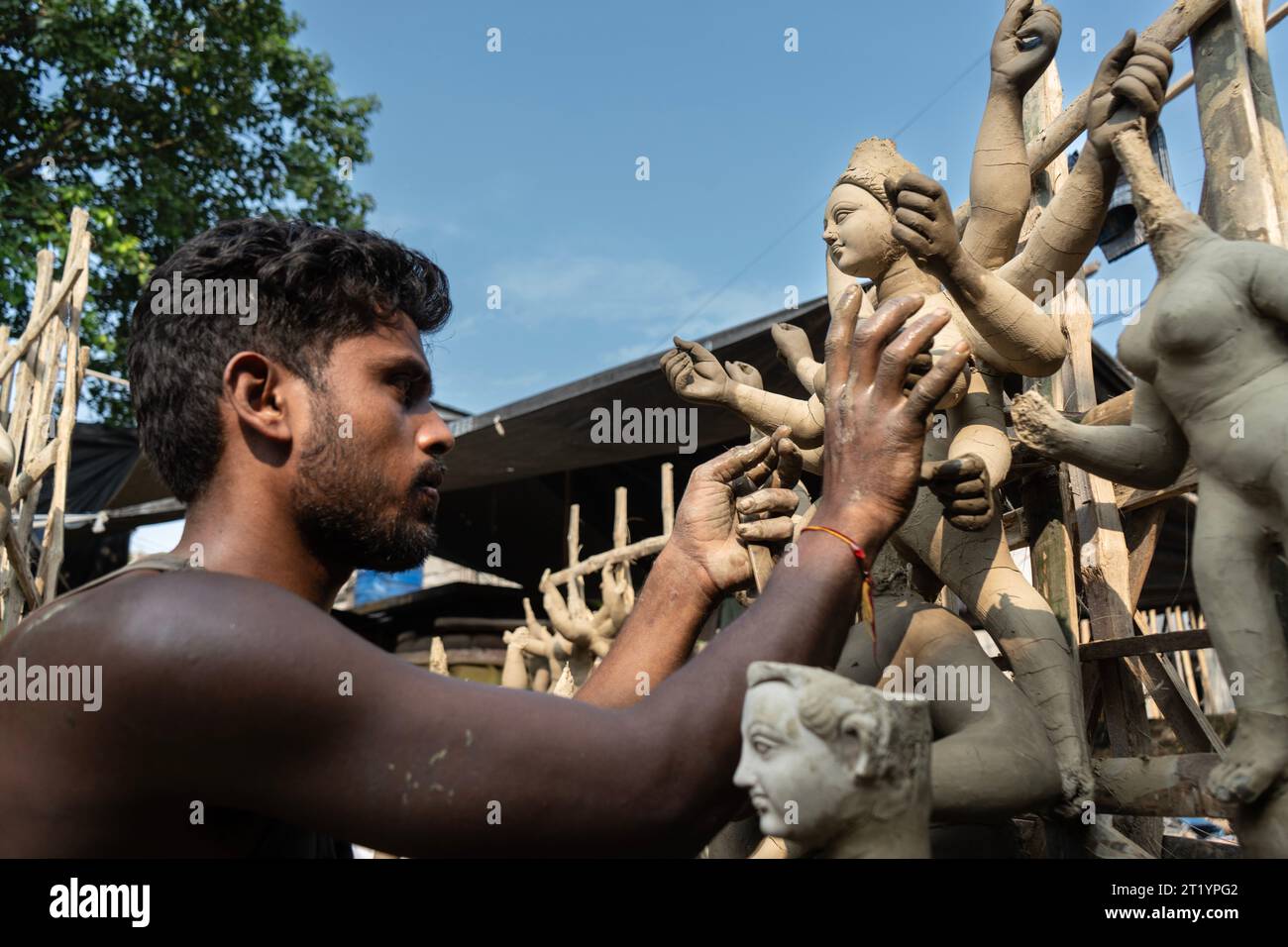 Ein Handwerker ist damit beschäftigt, Durga Idols vor Durga Puja in Indien vorzubereiten Stockfoto