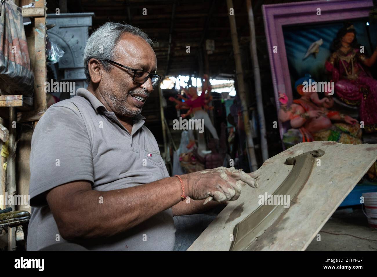 Ein Handwerker ist damit beschäftigt, Durga Idols vor Durga Puja in Indien vorzubereiten Stockfoto