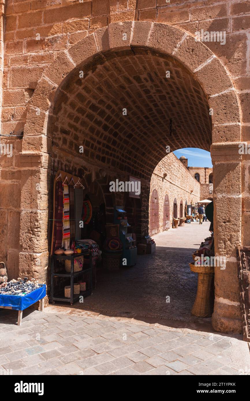 Lokaler Produktverkauf in einer Passage innerhalb der Altstadt von Essaouira Stockfoto