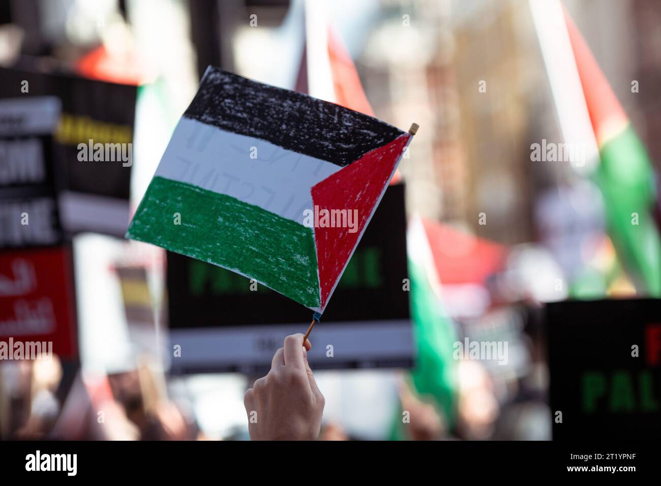 Demonstranten schwingen palästinensische Flagge während des Protests gegen Palästina in London . Stockfoto