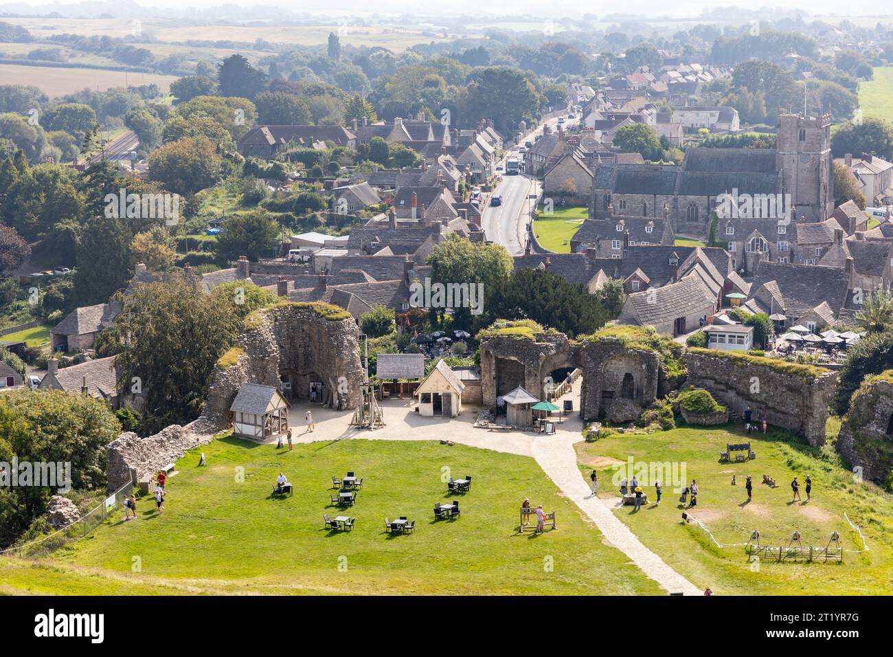 Corfe Castle aus der Vogelperspektive auf die Burgruinen und das Burggelände am sonnigen Herbsttag, Isle of Purbeck, Dorset, England, 2023 Stockfoto