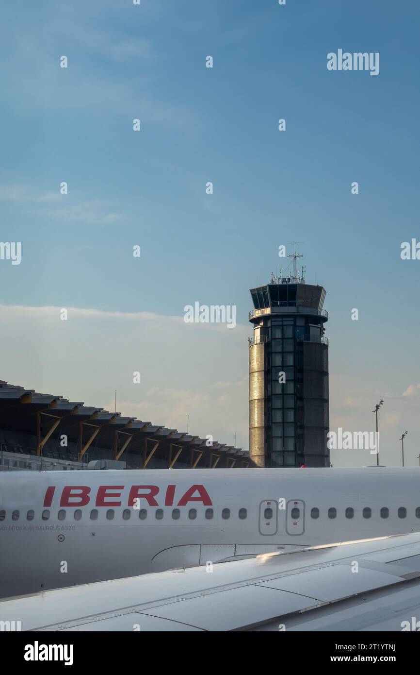 Santiago de Compostela, Spanien - 17. Juni 2023: Teile eines IBERISCHEN Flugzeugs vor dem Turm und dem Abflugstor des lokalen Flughafens. IBERIA i Stockfoto