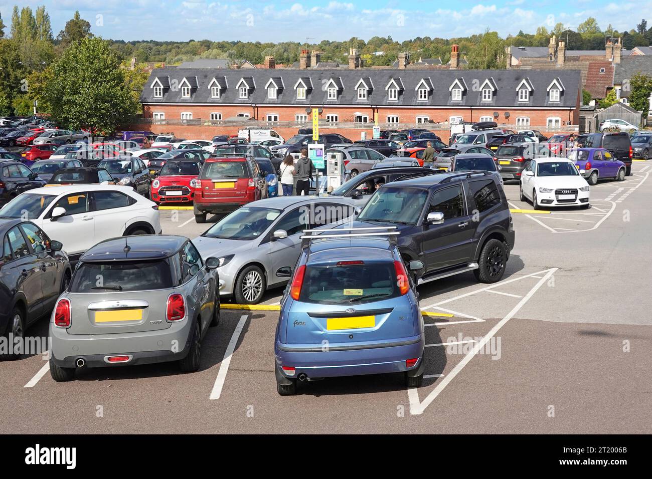 Öffentlicher Parkplatz neben dem Busbahnhof, städtische Landschaft Bury St Edmunds Suffolk England Großbritannien Stockfoto