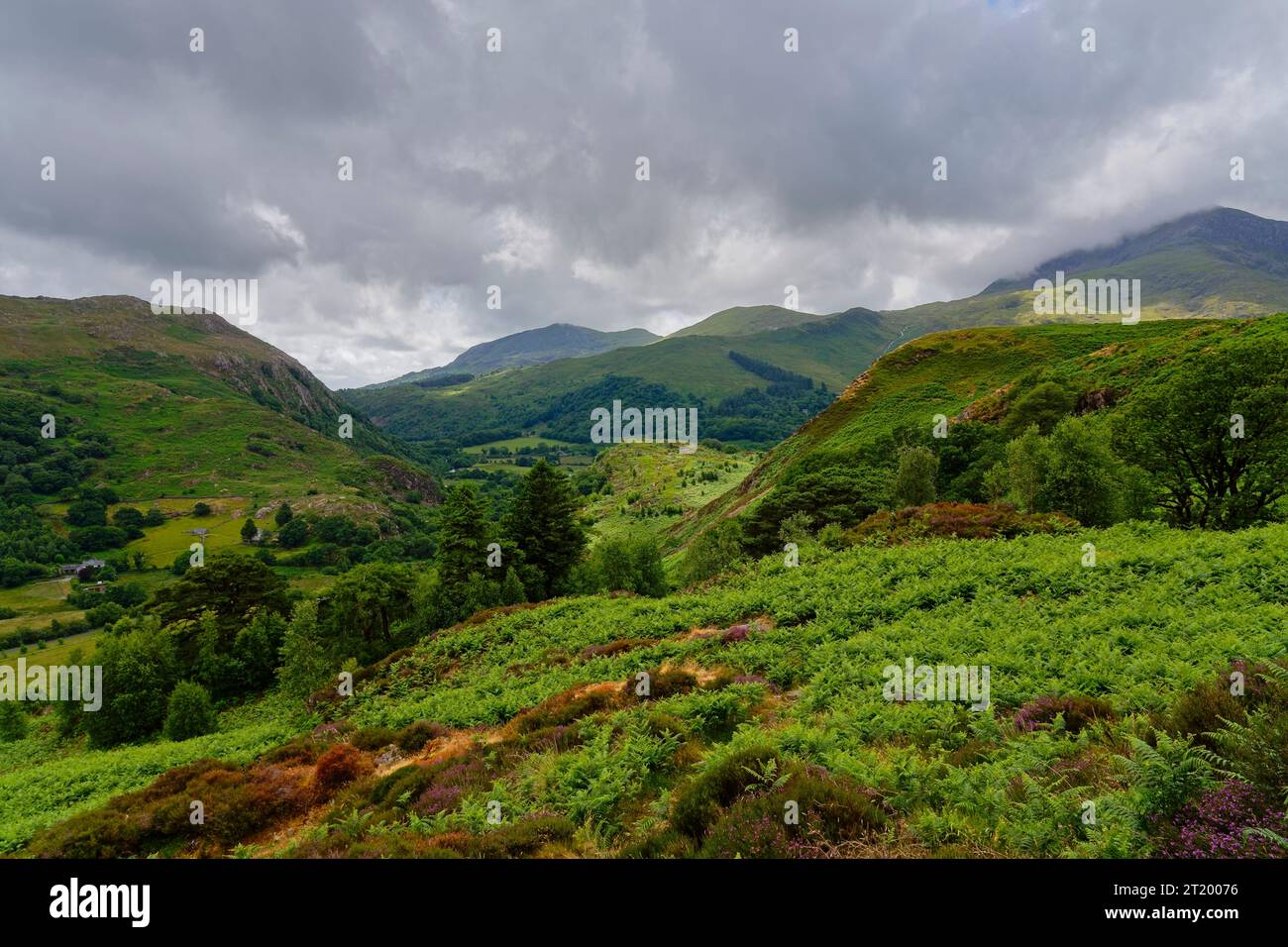 Dunkle Regenwolken ziehen langsam über die Hügel und Täler nahe Beddgelert im Eryri-Nationalpark. Stockfoto