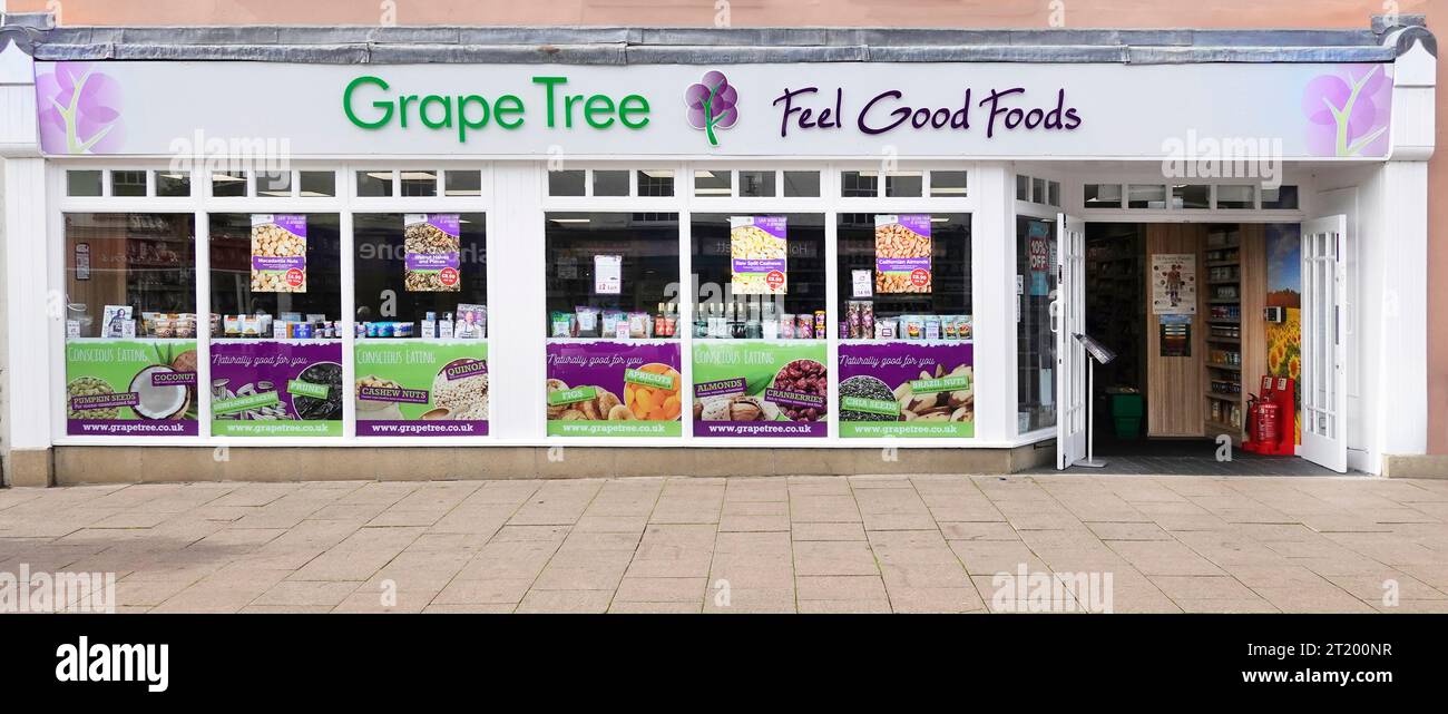 Grape Tree Feel Good Foods Schild über Schaufenster und Eingang von breitem Bürgersteig in Bury St Edmunds Suffolk East Anglia England Großbritannien Stockfoto