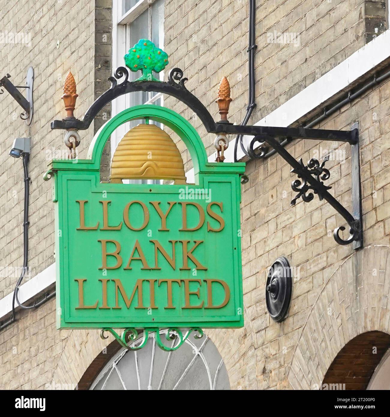 Historisch ungewöhnlich aufwendig gearbeitete Green Lloyds Bank historisches Hängeschild schmiedeeiserne Halterung Buttermarket Bury St Edmunds Suffolk East Anglia England Großbritannien Stockfoto