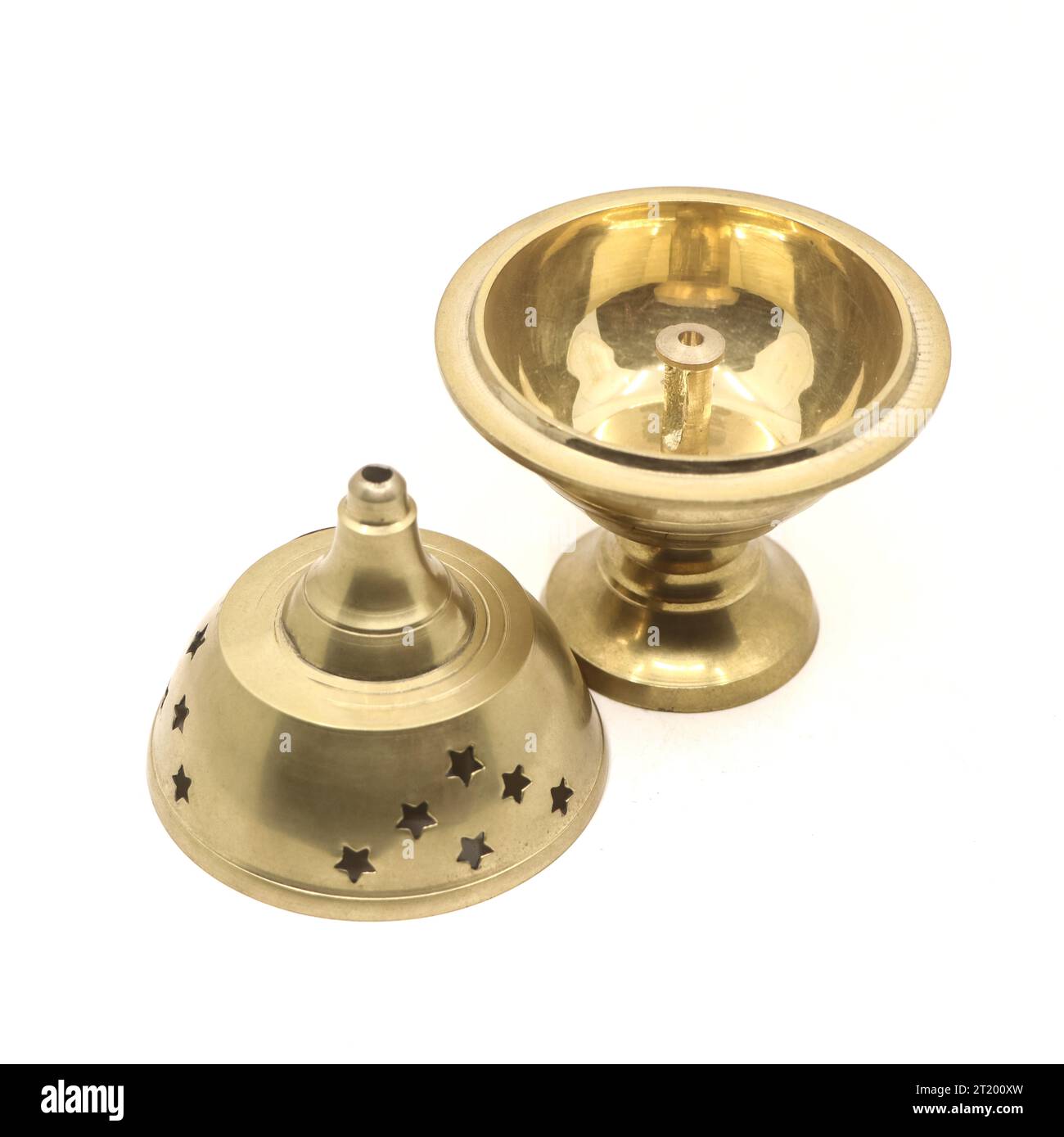 Eine göttliche Räucherstäbchen-Diya-Lampe mit einzigartiger Form aus goldenem Messingmetall, die für religiöse Feiern in einem weißen Hintergrund verwendet wird Stockfoto