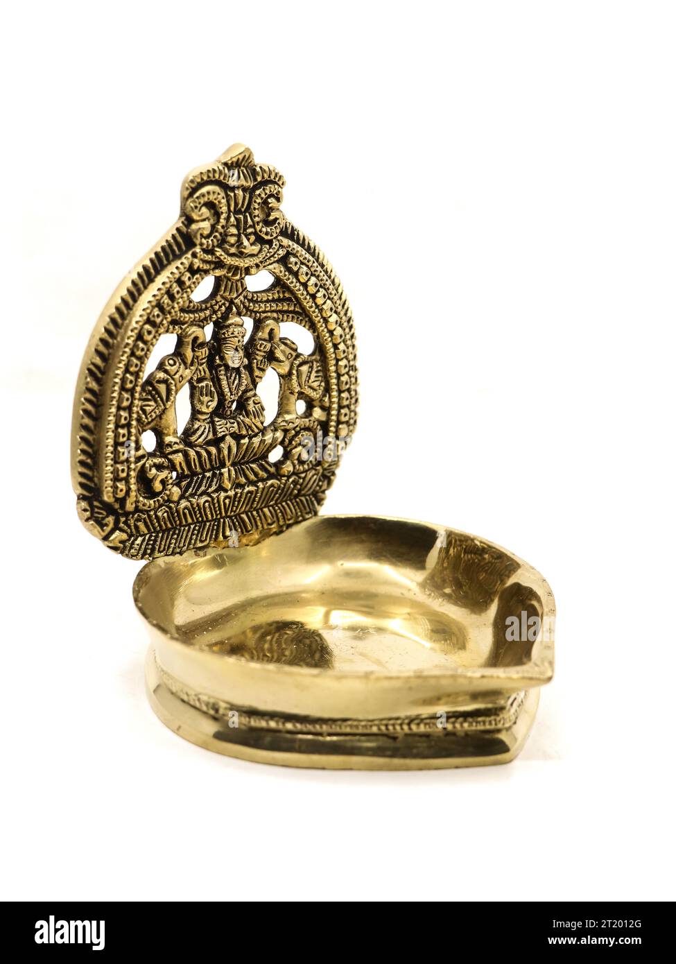 Eine antike kamatchi-Diya-Öllampe aus Messing mit einer hinduistischen Götterschnitzerei, die in traditionellen religiösen Ritualen für aarti pooja verwendet wird, isoliert auf einem weißen Hintergrund Stockfoto