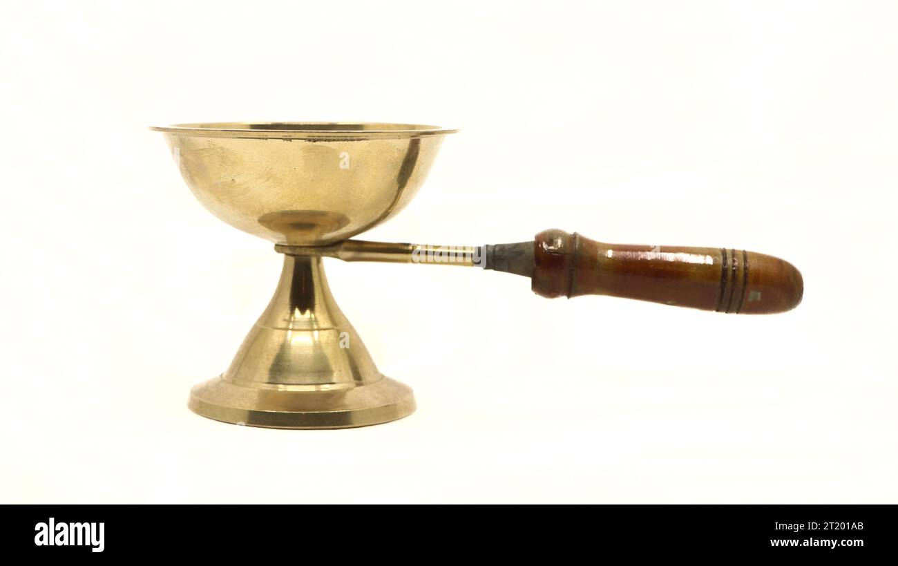 Vintage-goldene Messing-Diya-Öl-Lampe oder Vilakku mit Griff, der traditionell für pooja-Rituale in Tempeln von indien verwendet wird, isoliert auf einem weißen Hintergrund Stockfoto Vintage-goldene Messing-Diya-Öl-Lampe oder Vilakku mit Griff, der traditionell für pooja-Rituale in Tempeln von indien verwendet wird, isoliert auf einem weißen Hintergrund Stockfoto