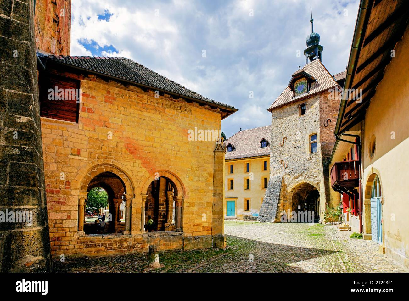 Beeindruckender Uhrenturm der romanischen Kirche Saint-Pierre-et-Saint-Paul in Romainmôtier-Envy, Kanton Waadt, Schweiz. Stockfoto