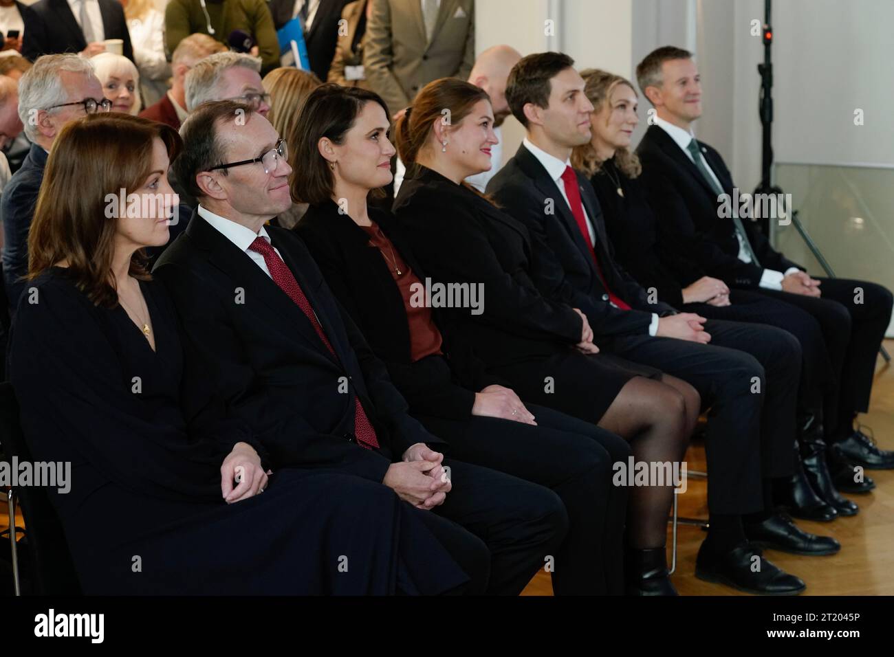 Oslo 20231016.der norwegische Premierminister Jonas Gahr Støre bei der Pressekonferenz mit neuen Ministern. Die neuen Ratsmitglieder von links: Arbeitsminister Tonje Brenna (AP), Außenminister Espen Barth Eide (AP), Bildungsminister Kari Nessa Nordtun (AP), Fischerei- und Ozeanminister Ceciie Myrseth (AP), Klima- und Umweltminister Andreas Bjelland Eriksen (AP), Digitalisierungs- und Verwaltungsministerin Karianne Tung (AP) und Kommunal- und Bezirksminister Erling Sande (Sp). Foto: Lise Åserud / NTB Stockfoto