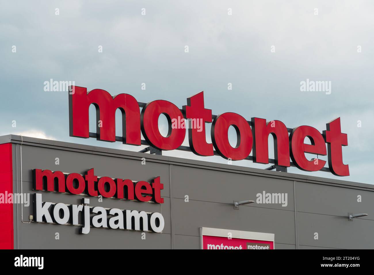 Motonet Store and Repair Shop Logo vor dem bewölkten Himmel in Lahti, Finnland. 30. Juli 2023. Stockfoto