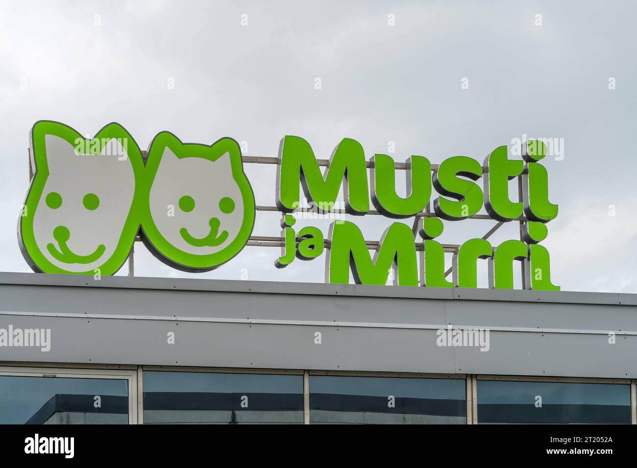 Musti ja Mirri PET Store Logo auf einem Dach in Lahti, Finnland. 30. Juli 2023. Stockfoto