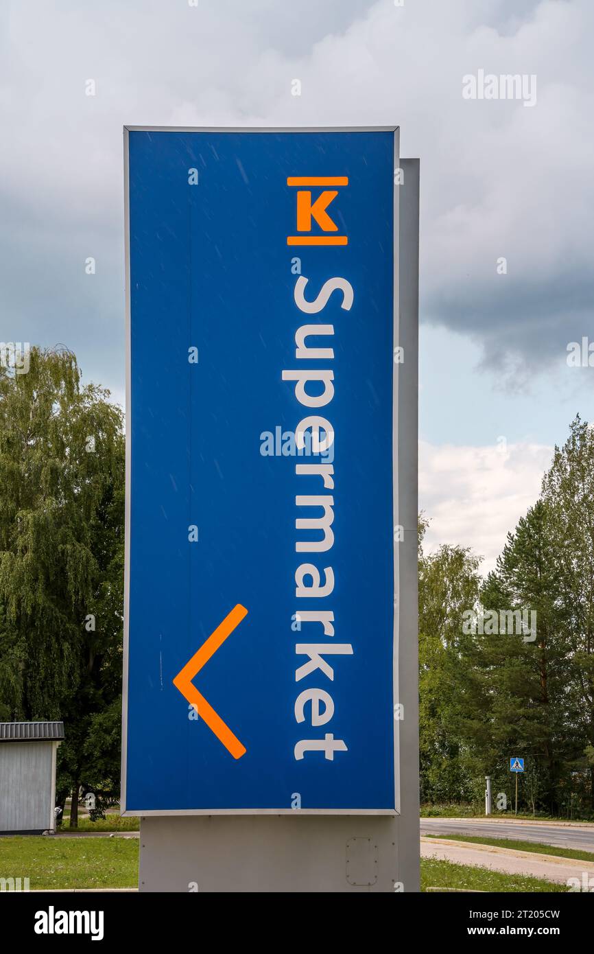 K-Supermarkt-Logo außerhalb des K-Supermarktes in Hollola, Finnland. Juli 30, 2023. Stockfoto