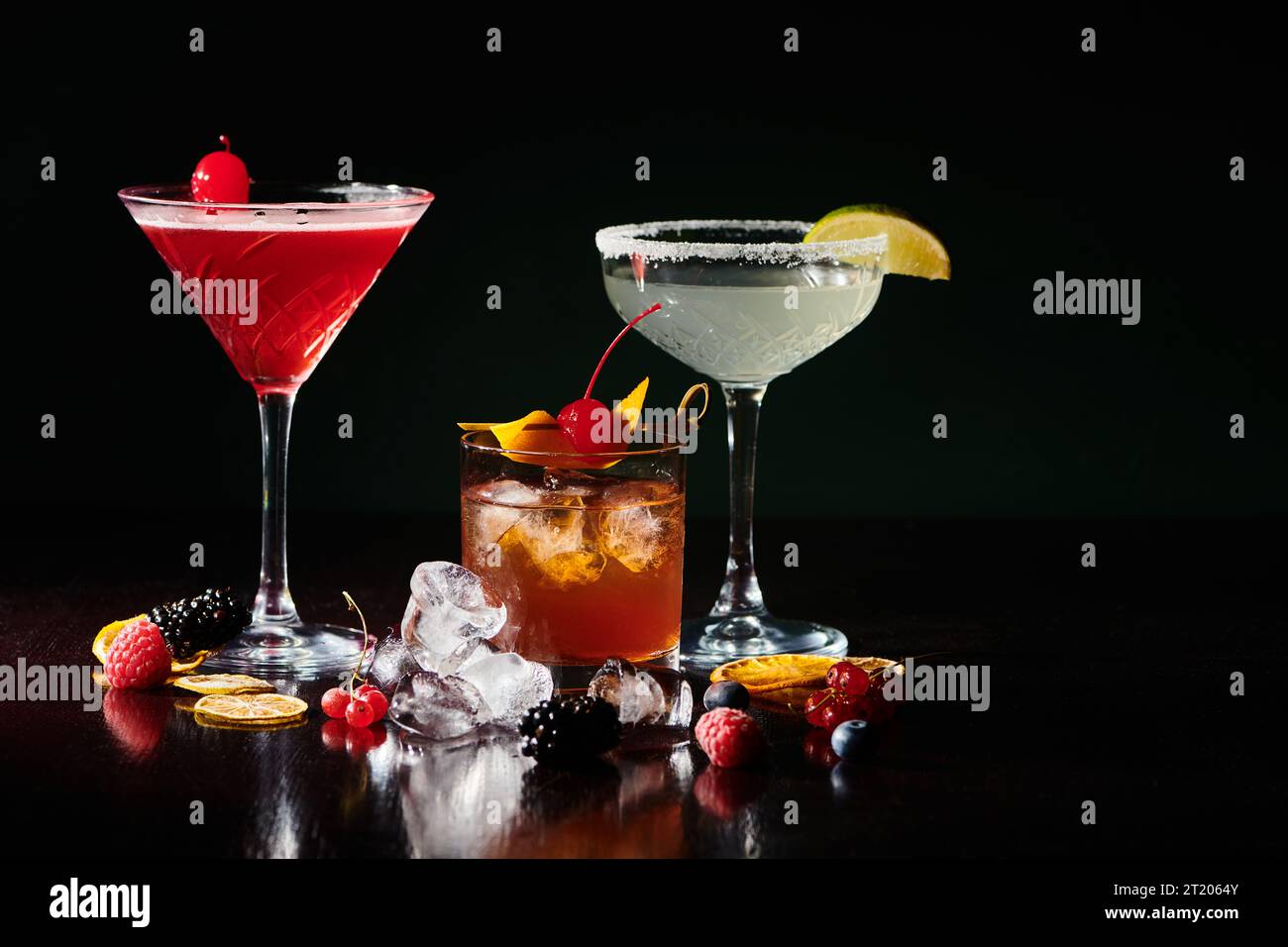 Set aus drei ästhetischen, durstlöschenden Cocktails mit Eiswürfeln und Beeren, Konzept Stockfoto