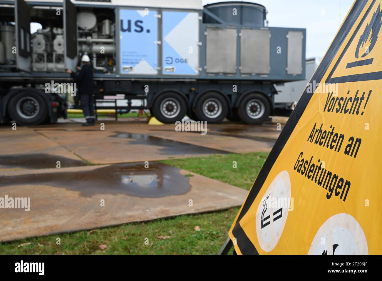 16. Oktober 2023, Niedersachsen, Emsbüren: Der mobile Kompressor „Optimus“ beginnt, das Erdgas aus den Pipelineteilen Emsbüren-Bad Bentheim und Bad Bentheim-Legden zu extrahieren und in einen weiteren Pipelineteil zu pumpen. Foto: Lars Penning/dpa Stockfoto