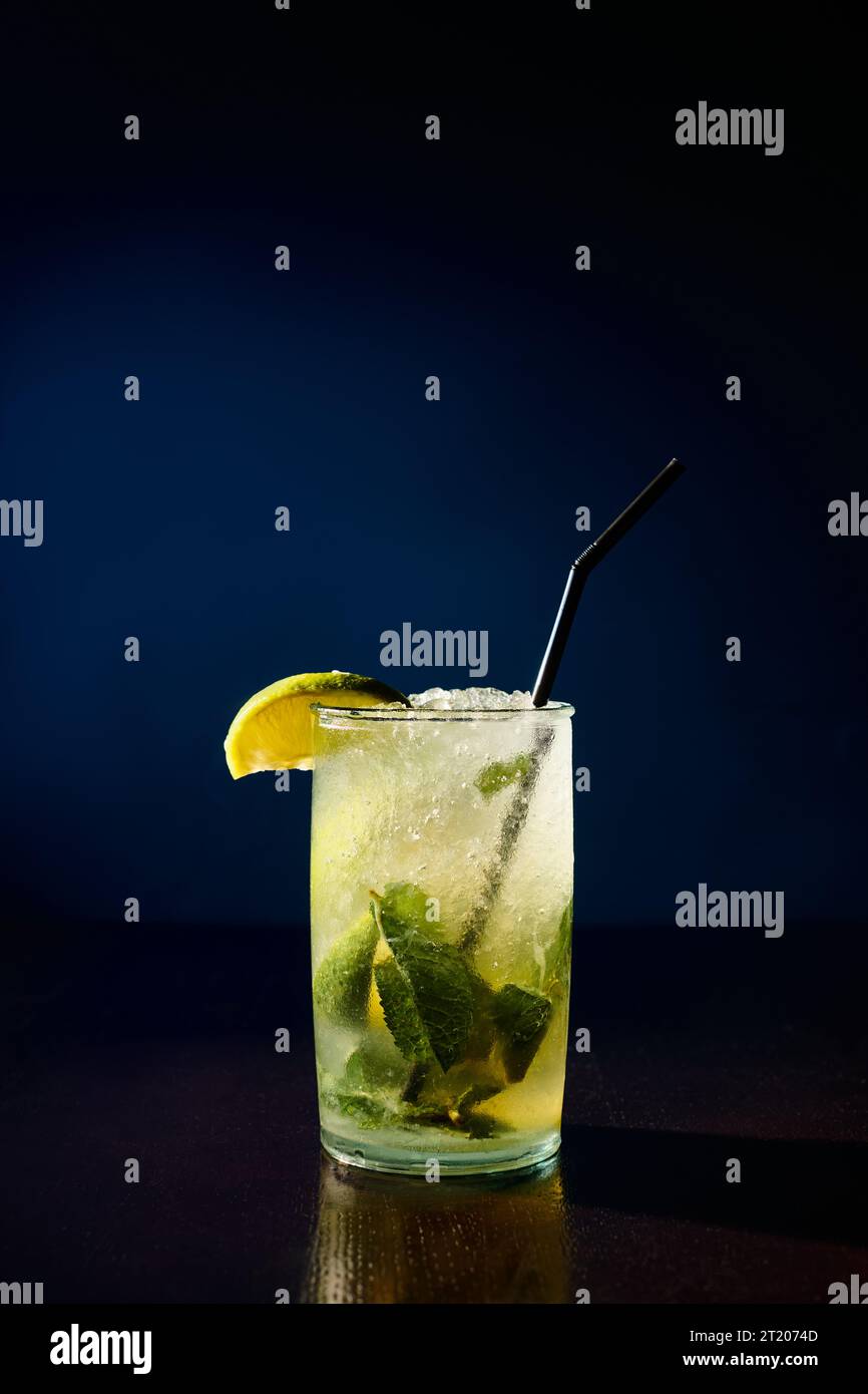 Durstlöschglas Mojito garniert mit Minze und Limette auf dunklem Hintergrund, Konzept Stockfoto