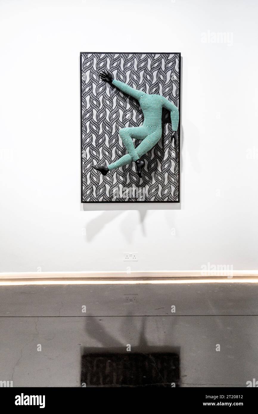 'Umphafa' (2023) Holzschnitzerei mit Perlenskulptur von Sthenjwa Luthuli, 'Imfumbatho' Ausstellung in der Unit London Gallery 2023, London, England Stockfoto