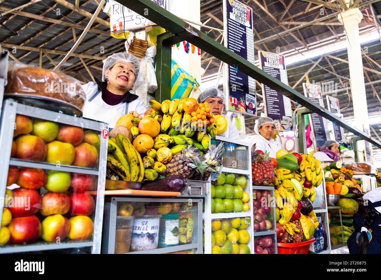 Frische Fruchtsaftstände auf dem San Pedro Markt, Cusco, Sacred Valley, Peru Stockfoto