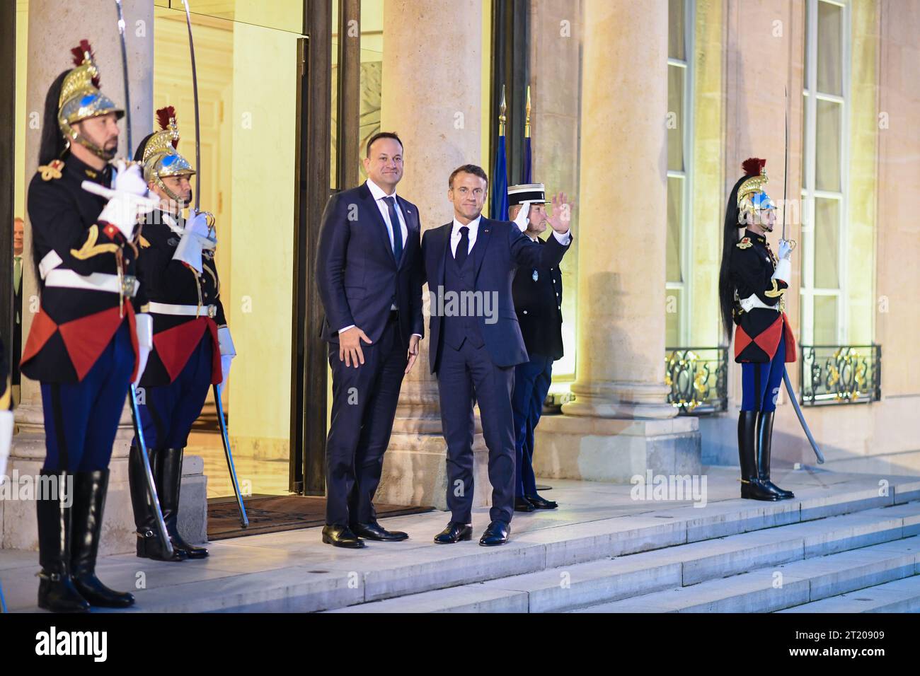 Paris, Frankreich. Oktober 2023. Treffen zwischen Präsident Emmanuel Macron und dem irischen Regierungschef Leo Varadkar am 15. Oktober 2023 im Elysee in Paris, Frankreich. (Foto: Lionel Urban/SIPA USA) Credit: SIPA USA/Alamy Live News Stockfoto