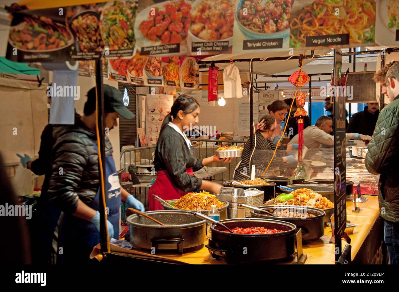Oriental Food Stand, gehobenes Food Court, Brick Lane, London, Großbritannien Stockfoto