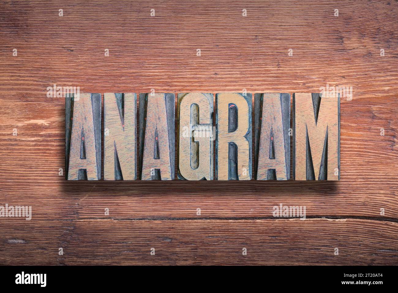 Anagrammwort kombiniert auf Vintage lackierter Holzoberfläche Stockfoto