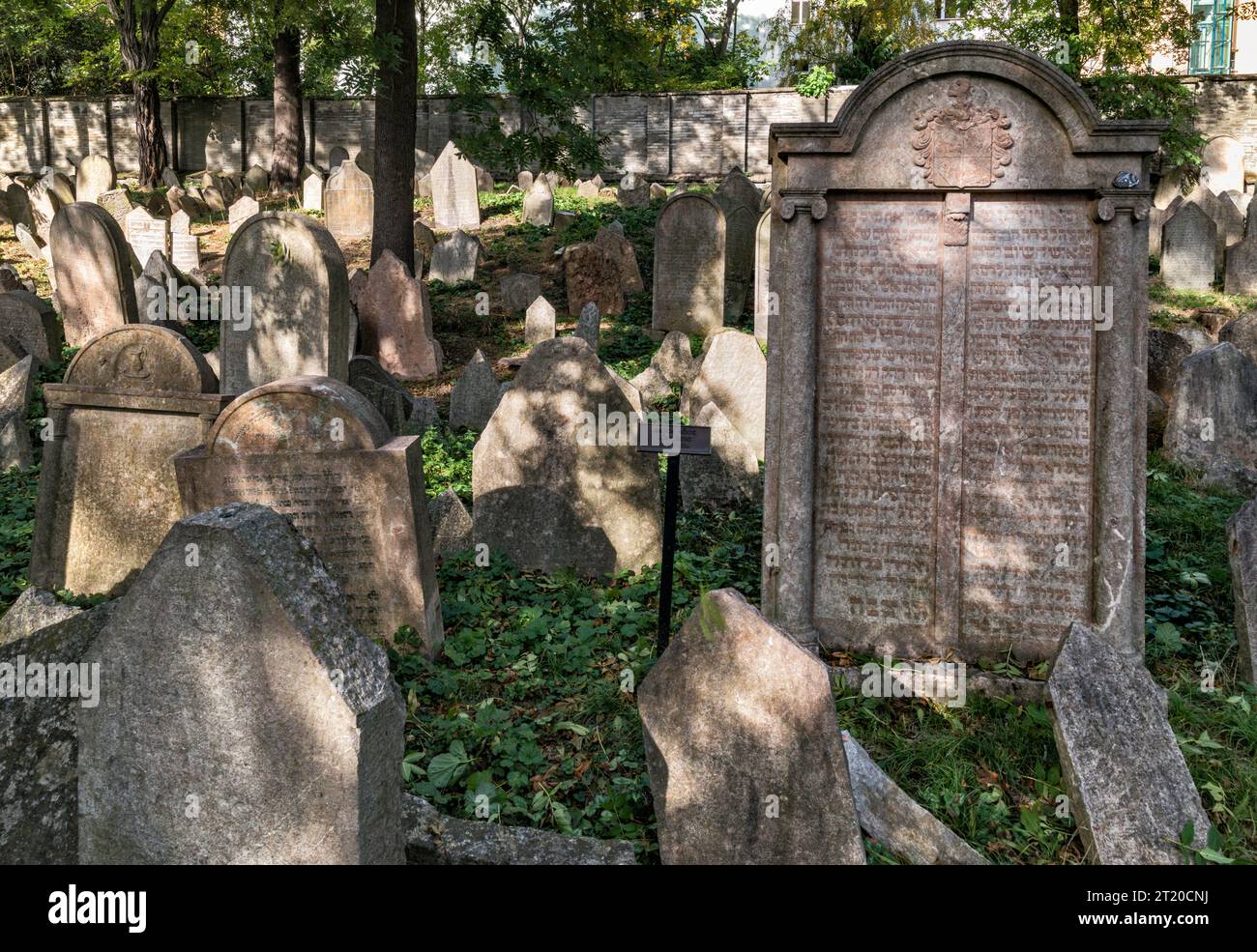 Gräber in Noda bi Yehuda, verbleibender Teil des alten jüdischen Friedhofs (erster jüdischer Friedhof in Olšany) in der Nähe des Fernsehturms in Žižkov, Prag Tschechien Stockfoto