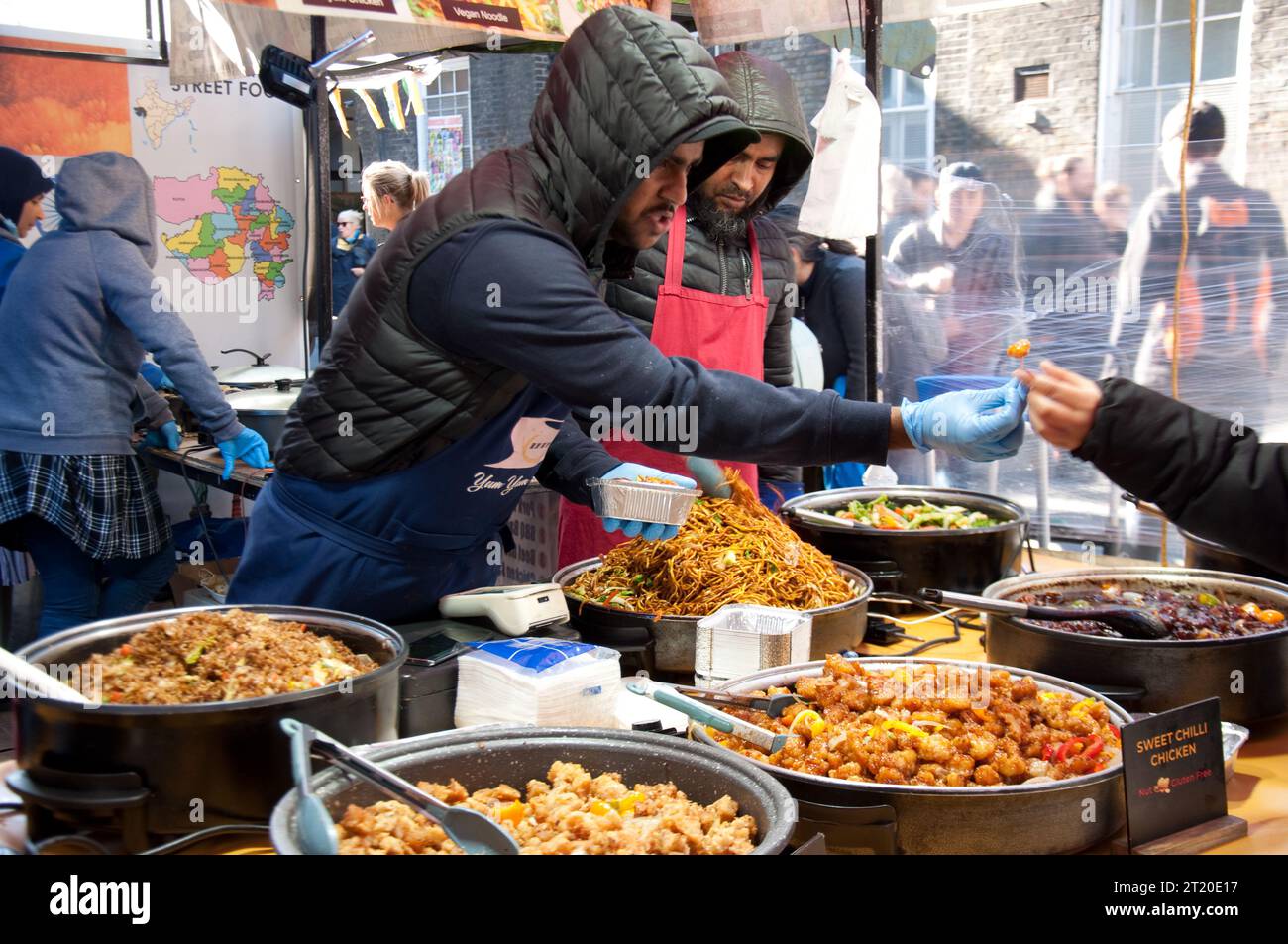 Proben, Oriental Food Stand, Gehobenes Food Court, Brick Lane, London, UK Stockfoto
