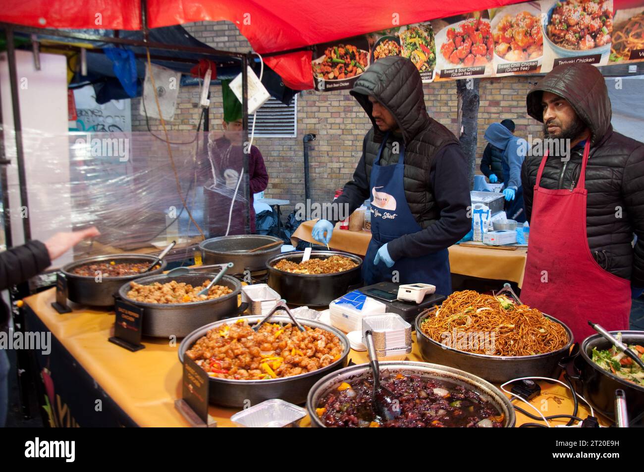 Oriental Food Stand, gehobenes Food Court, Brick Lane, London, Großbritannien Stockfoto