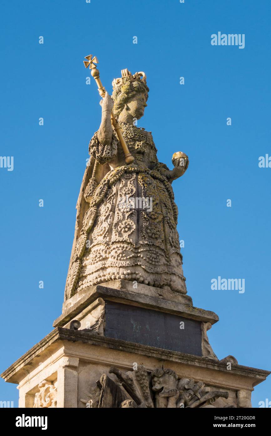 Die 18c-Statue der Königin Anne (1665-1714), die die königliche Kugel und das Zepter hält, über dem Cafe on the Strand (Queen Anne's Cafe), Barnstaple, Devon, Großbritannien Stockfoto