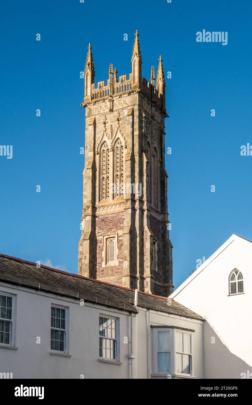 Der 38 m hohe Turm der Heiligen Dreifaltigkeit Kirche, Barnstaple, Devon, wurde um 1845 erbaut. Das Innere des Turms wurde verändert, um eine Kletterwand zu bilden Stockfoto