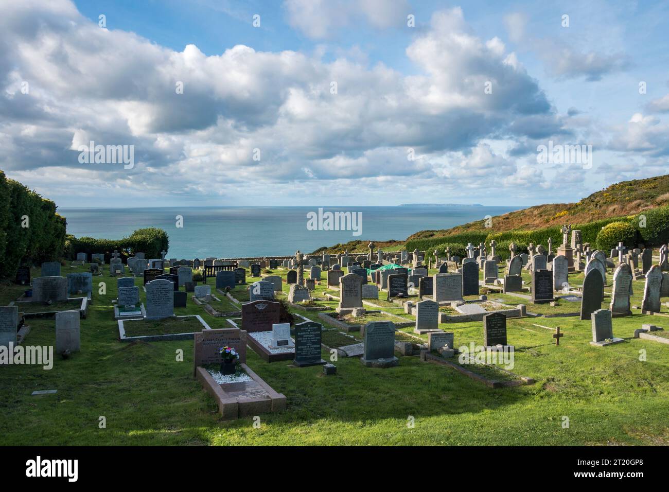 Der friedliche Friedhof auf den Klippen von Morte Point, in der Nähe des abgelegenen Dorfes Mortehoe in North Devon, mit Blick auf das Meer Stockfoto