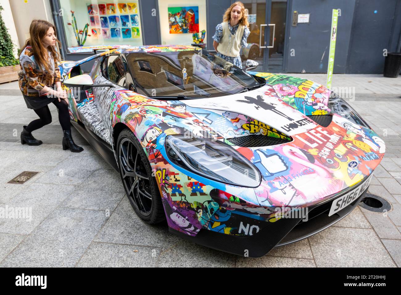 London, Großbritannien. 16. Oktober 2023. Ein Ford GT Superauto wird von der Künstlerin Lhouette mit einer maßgeschneiderten Verpackung präsentiert, deren eigene Kunstwerke mit 50 % Erlös an eine Wohltätigkeitsorganisation „QUIET Against Living miserably“ versteigert werden sollen. Bonhams’ bevorstehender Online-Verkauf von Pop X Culture mit Prints, Film- und Musik-Erinnerungsstücke und Mode. Quelle: Stephen Chung / Alamy Live News Stockfoto