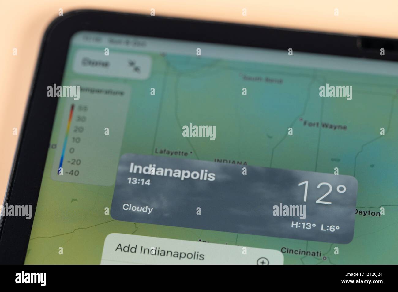 New York, USA - 8. Oktober 2023: Überprüfung der Temperatur in Orlando City mit der Online-App ipad Tablet-Bildschirm Nahansicht Stockfoto