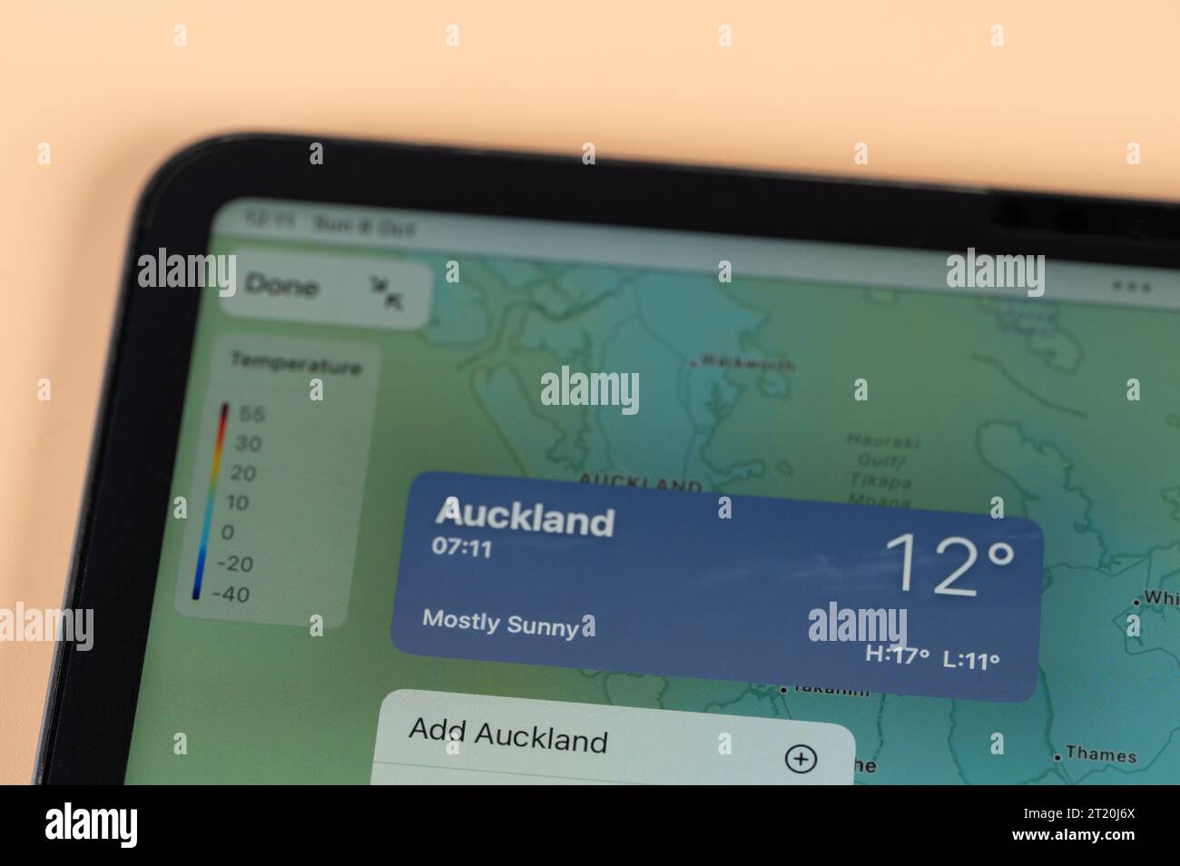 New York, USA – 8. Oktober 2023: Überprüfung der Temperatur außerhalb von Auckland mit der Online-App ipad Tablet-Bildschirm Nahansicht Stockfoto