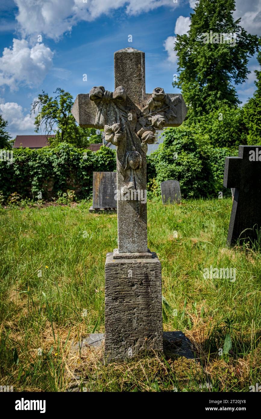 Grabkreuz aus Stein, historischer protestantischer Friedhof von Pokoj, Woiwodschaft Oppeln, Polen. Stockfoto
