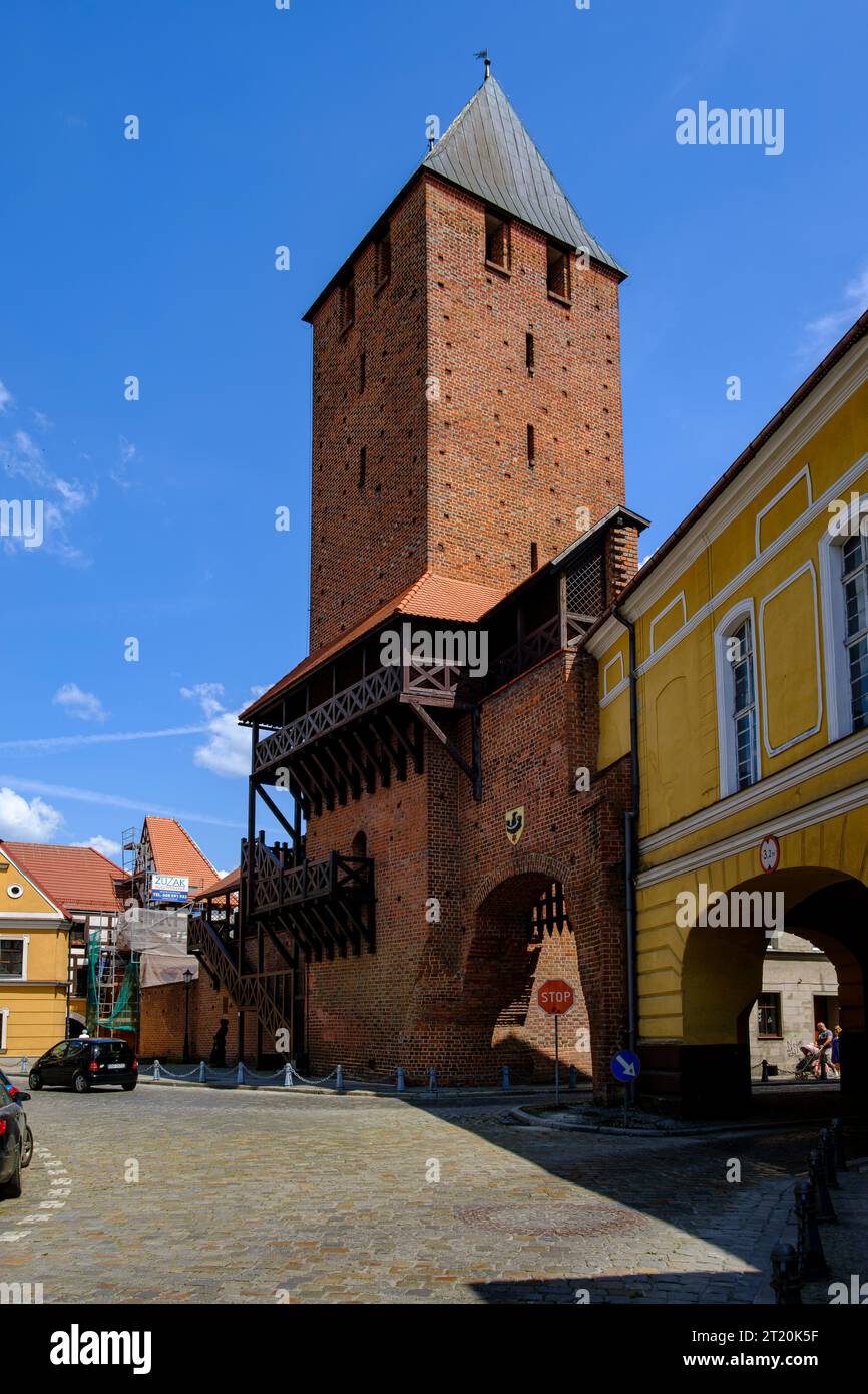 Krakauer Turm, mittelalterliches Stadttor aus dem 14. Jahrhundert, Teil der historischen Stadtbefestigung Namyslow (Namslau), Woiwodschaft Oppeln, Polen. Stockfoto