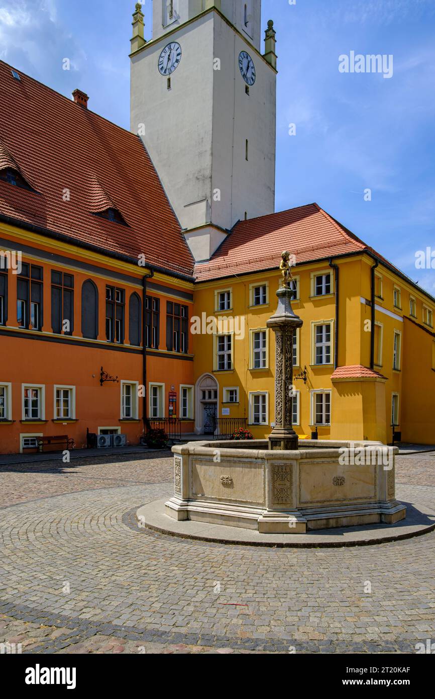Historisches Rathaus aus Gotik und Renaissance und Brunnen auf dem Ring (Marktplatz) von Namyslow (Namslau), Woiwodschaft Oppeln, Polen. Stockfoto