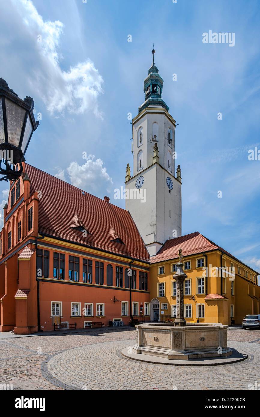 Historisches Rathaus aus Gotik und Renaissance und Brunnen auf dem Ring (Marktplatz) von Namyslow (Namslau), Woiwodschaft Oppeln, Polen. Stockfoto