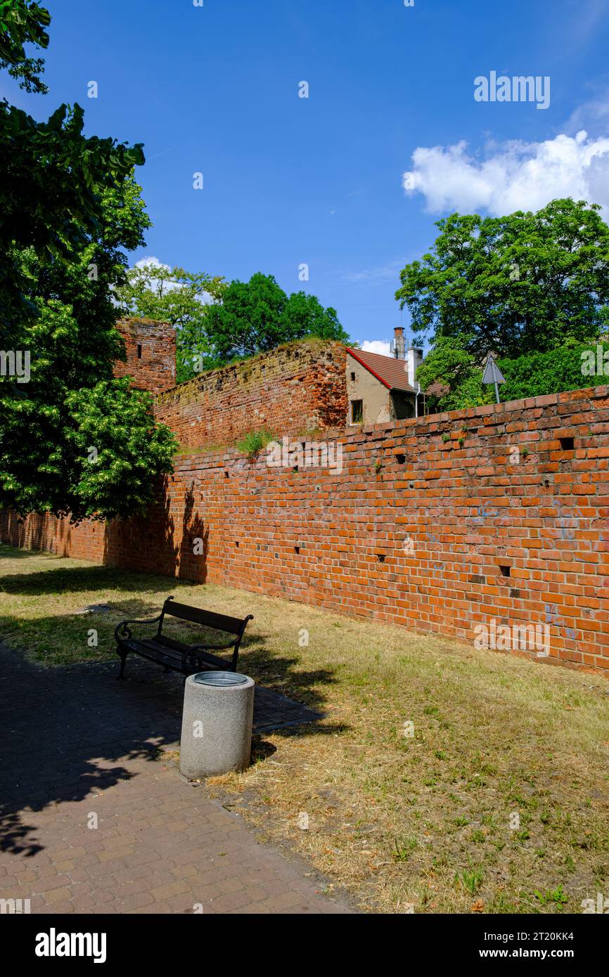 Teile der alten historischen Stadtmauer von Namyslow (Namslau), Woiwodschaft Oppeln, Polen. Stockfoto
