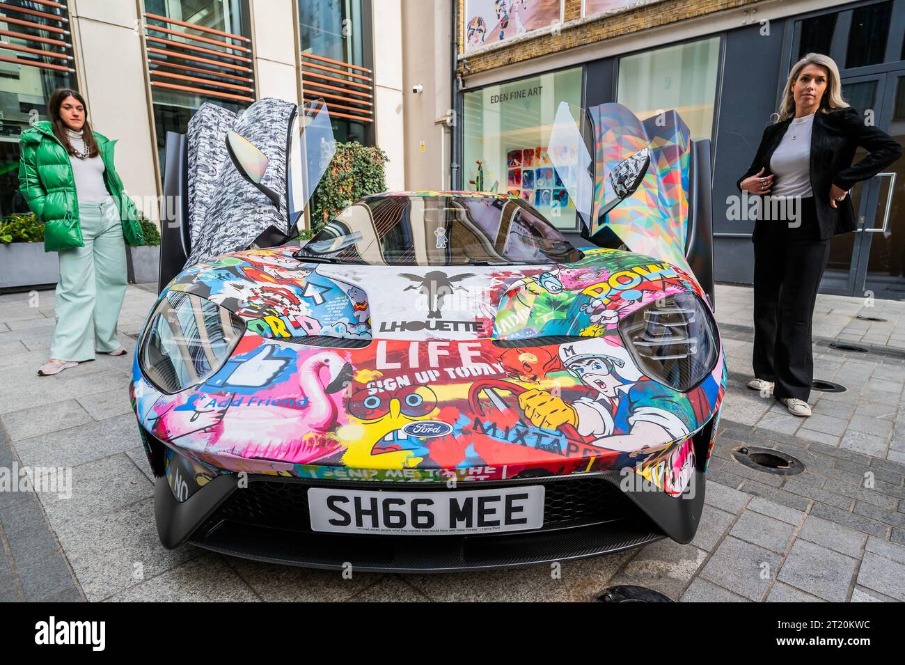 London, Großbritannien. Oktober 2023. HyperPop, eine neu erarbeitete Ford GT Superauto-Installation (nicht zu verkaufen), Teil eines neuen Werkstücks, von dem Bonhams vier verkauft, wobei 50 % des Erlöses an die Wohltätigkeitsorganisation „RUHIG“ gehen – Preview of Bonhams’ Pop X Culture Sale. Der Verkauf läuft online auf bonhams.com bis Mittwoch, den 18. Oktober. Guy Bell/Alamy Live News Stockfoto