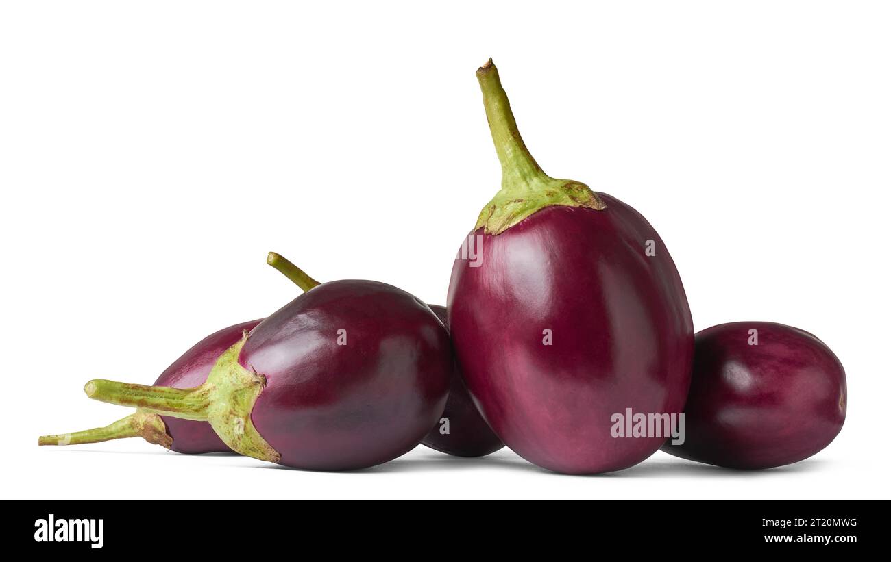 Auberginen- oder Brinjal-Haufen, auch Aubergine genannt, populäres tiefviolettes Gemüse, das in verschiedenen Küchen weit verbreitet ist, isoliert auf weißem Hintergrund, in der Seite genommen Stockfoto
