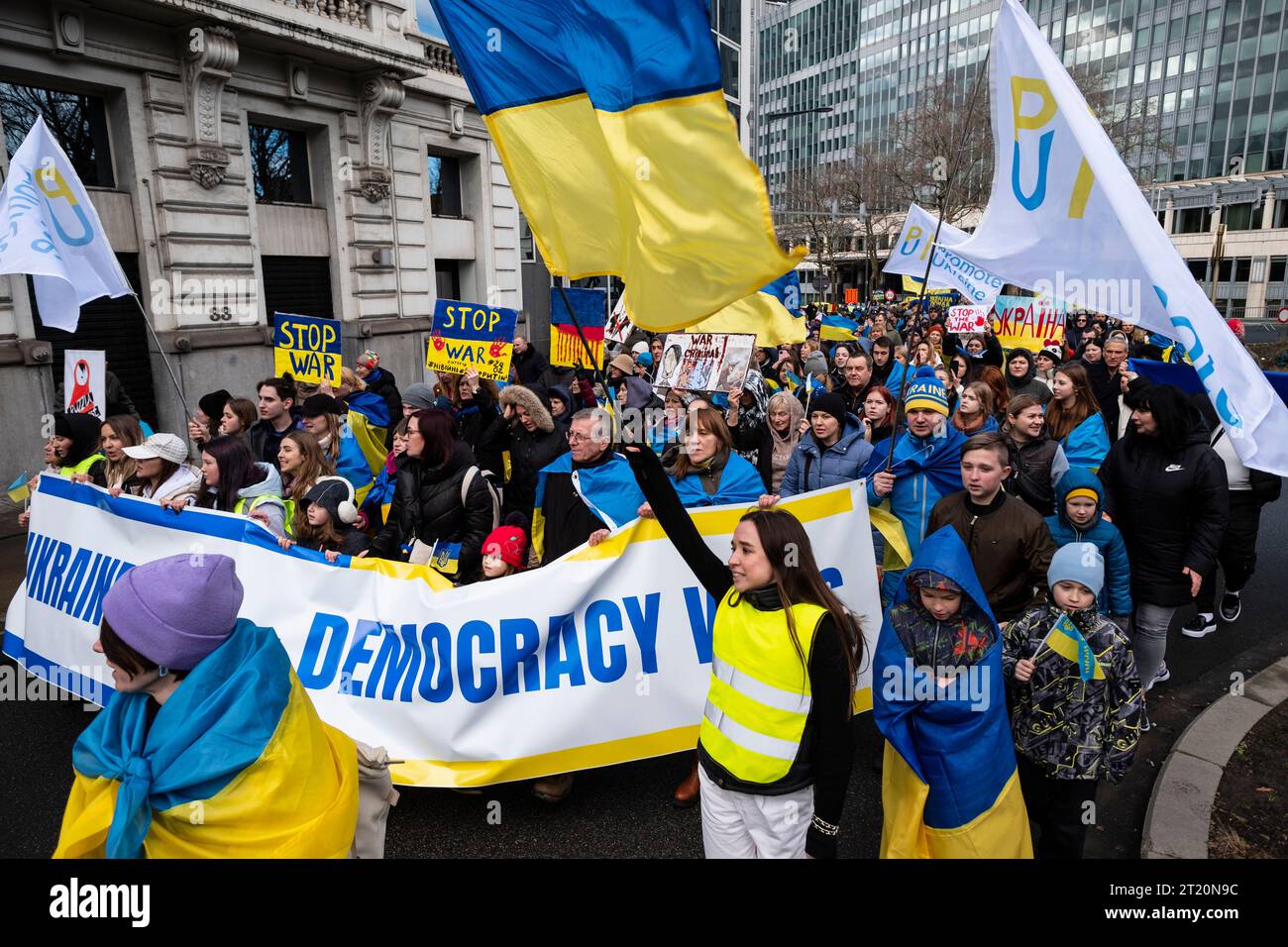 Belgien, Brüssel: märz zum Jahrestag der russischen Invasion in der Ukraine am 25. Februar 2023. Ein Jahr nach der russischen Invasion Stockfoto