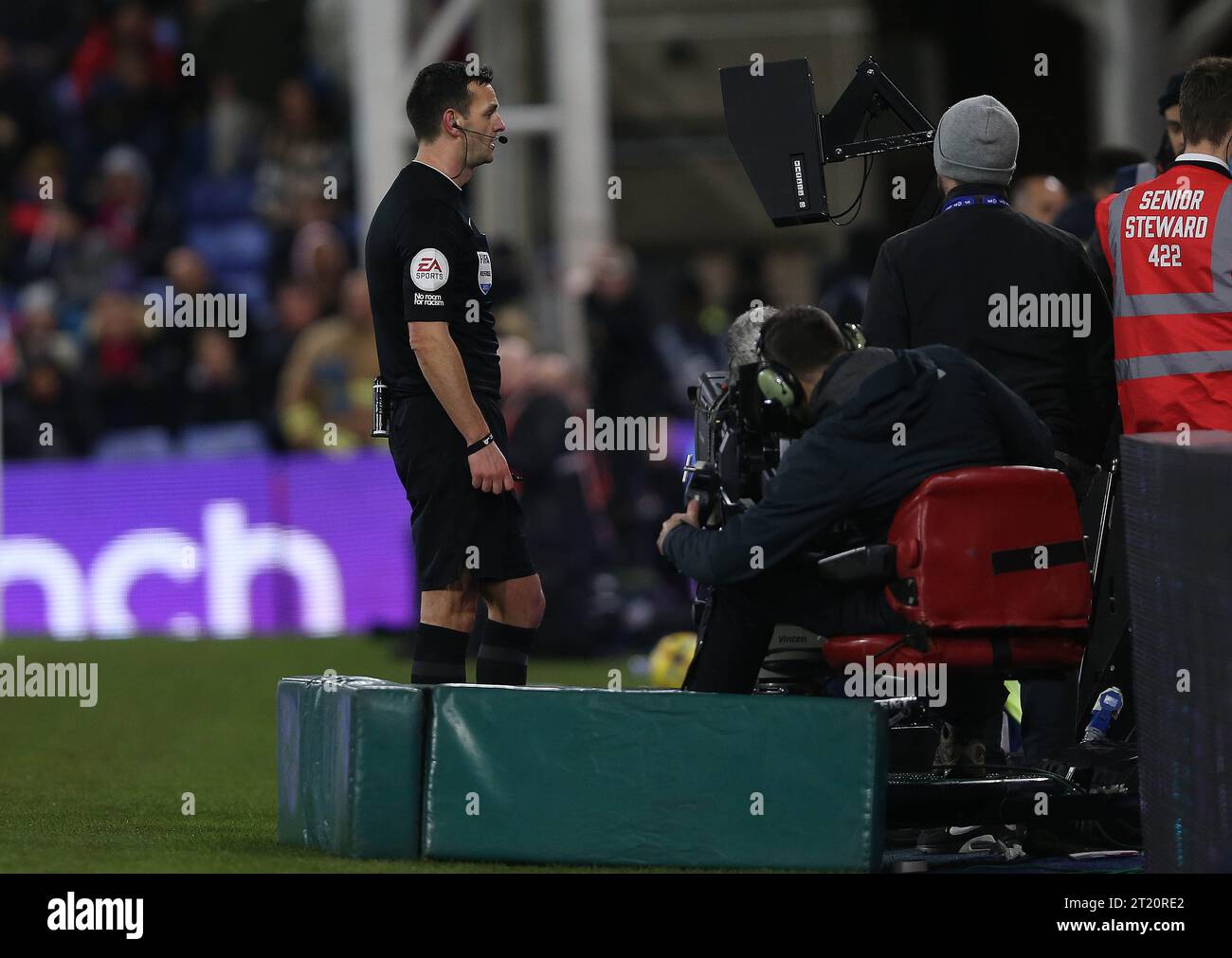 Schiedsrichter, Andrew Madley beobachtet den VAR-Monitor. - Crystal Palace gegen Fulham, Premier League, Selhurst Park, Croydon, Großbritannien - 26. Dezember 2022. Nur redaktionelle Verwendung – es gelten Einschränkungen für DataCo Stockfoto