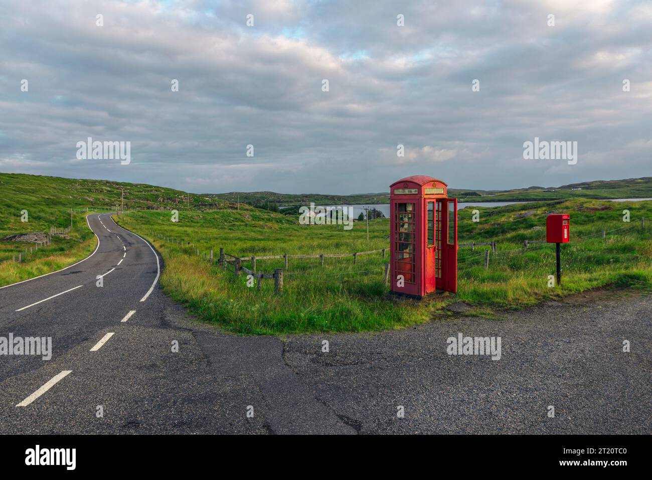 Rote Telefonzelle in der Nähe von Crulabhig auf der Isle of Lewis, Schottland. Stockfoto