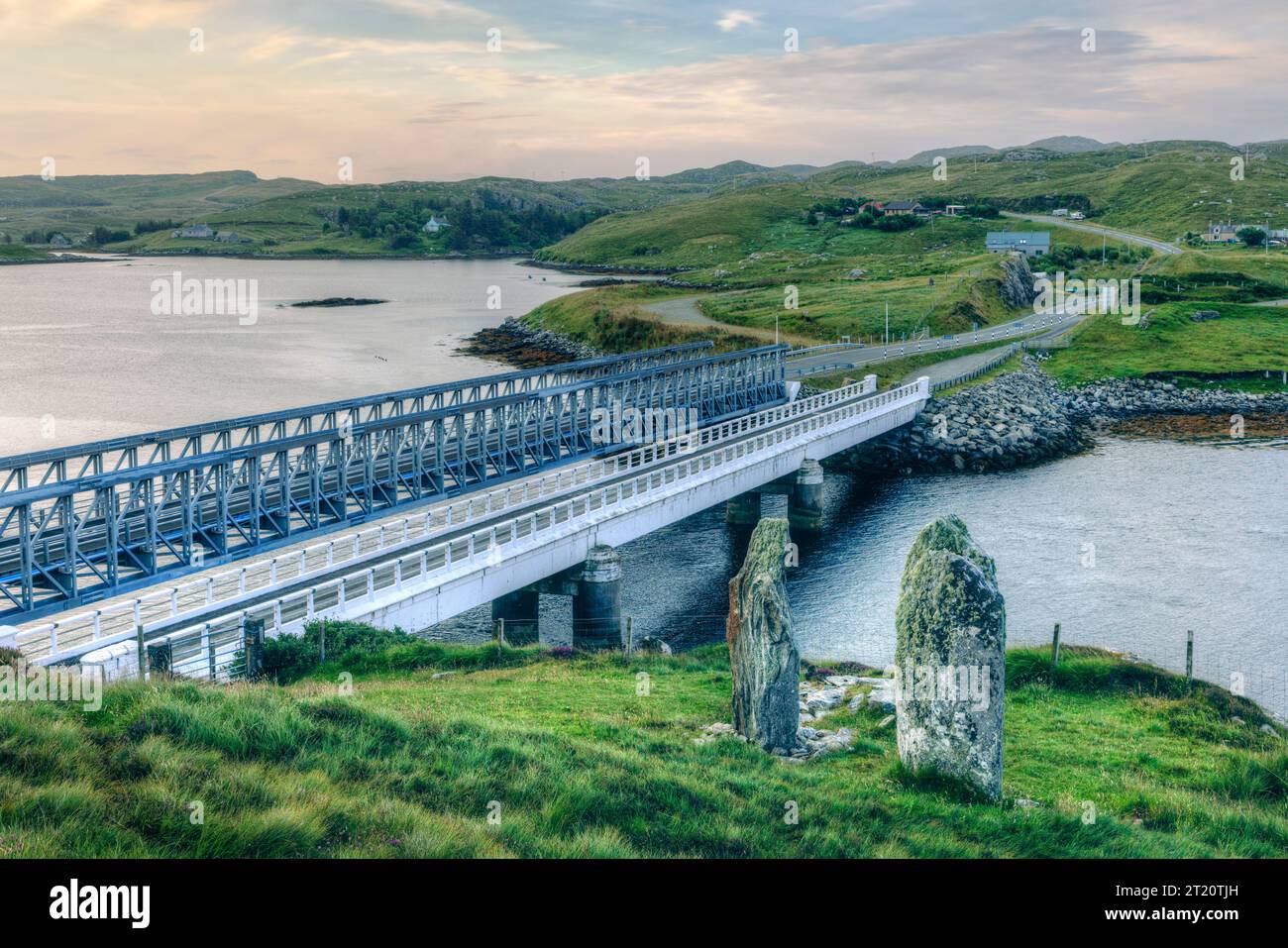Brücke über den Atlantik nach Great Bernera mit stehenden Steinen, Isle of Lewis, Schottland. Stockfoto