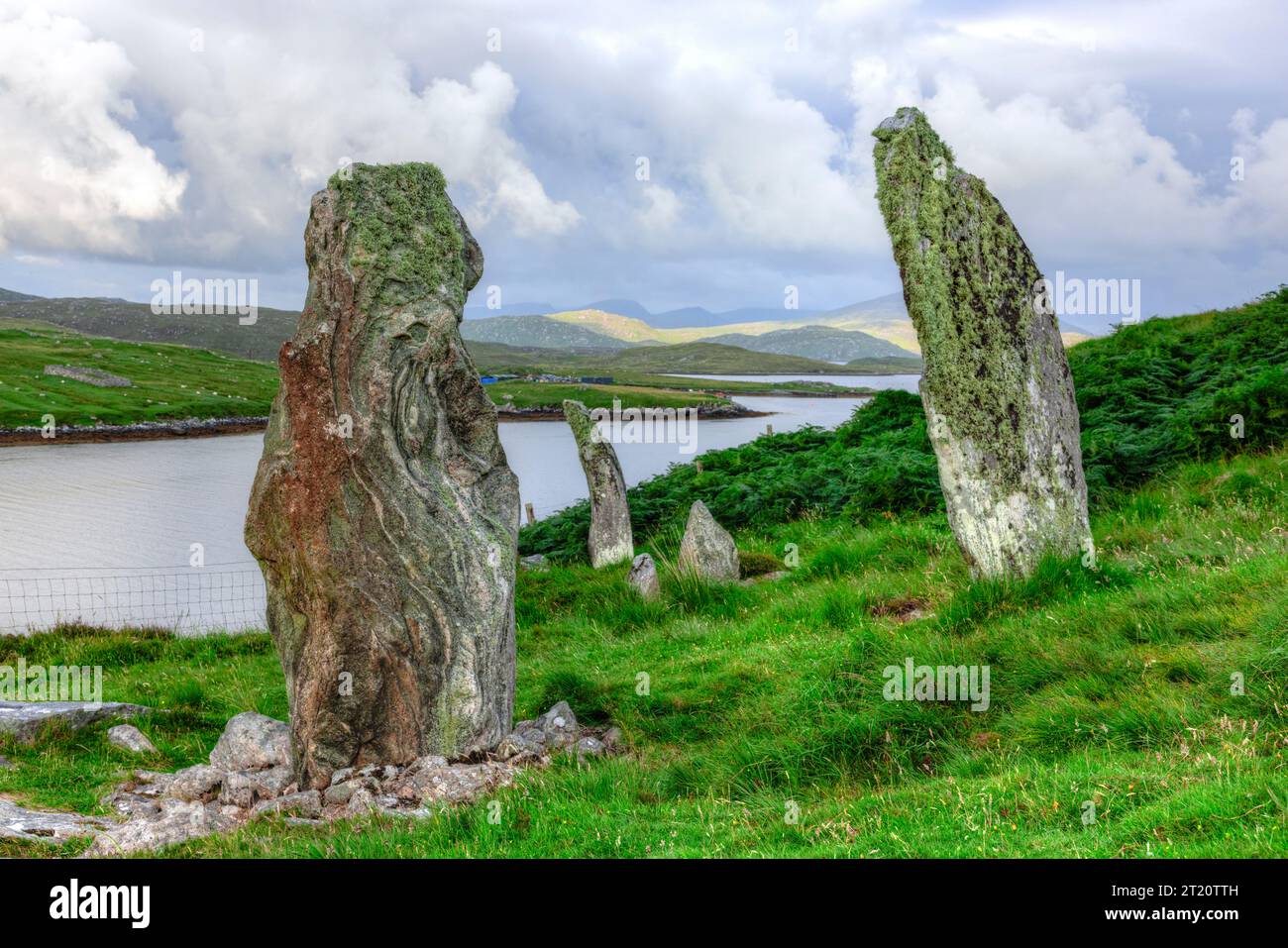 Brücke über den Atlantik nach Great Bernera mit stehenden Steinen, Isle of Lewis, Schottland. Stockfoto