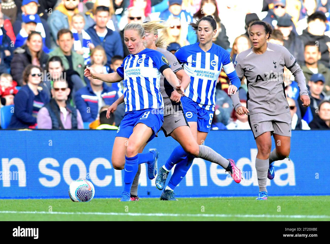 Brighton UK 15. Oktober 2023 - Pauline Bremer aus Brighton (links) während des Barclays Women's Super League Fußballspiels zwischen Brighton & Hove Albion und Tottenham Hotspur im American Express Stadium (nur redaktionelle Verwendung) : Credit Simon Dack /TPI/ Alamy Live News Stockfoto